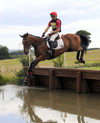Conjunto saltando obstáculo de água no cross-country do CCE